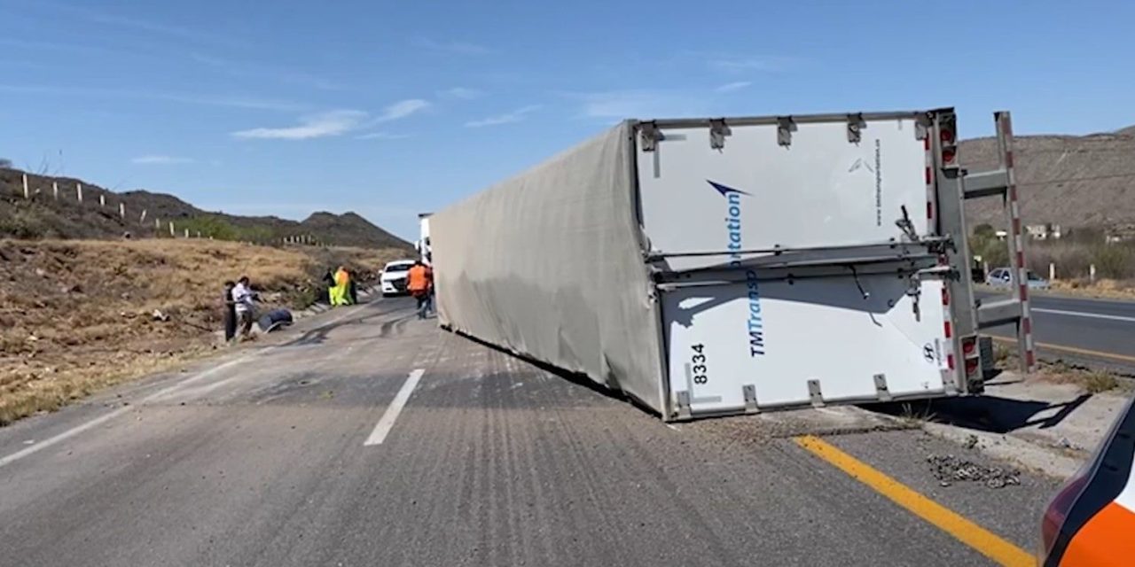 Trailer termina volcado en la carretera Saltillo-Torreón