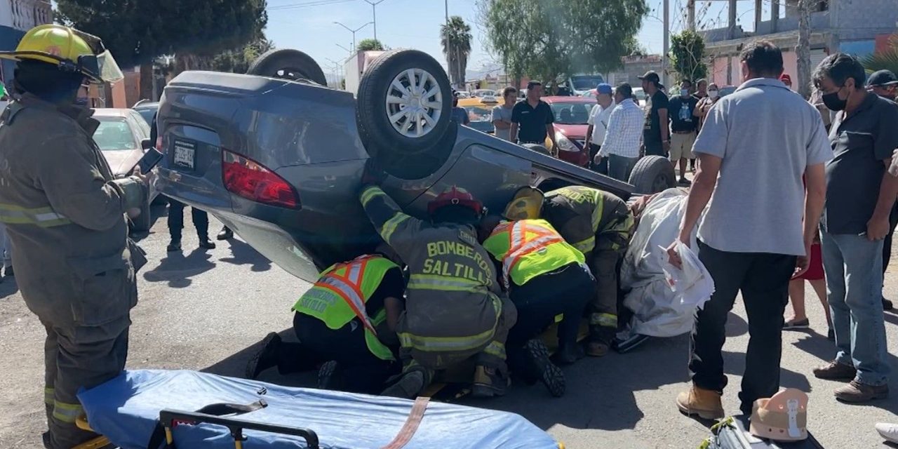 Una mujer termina atrapada en su auto luego de sufrir una volcadura en Saltillo
