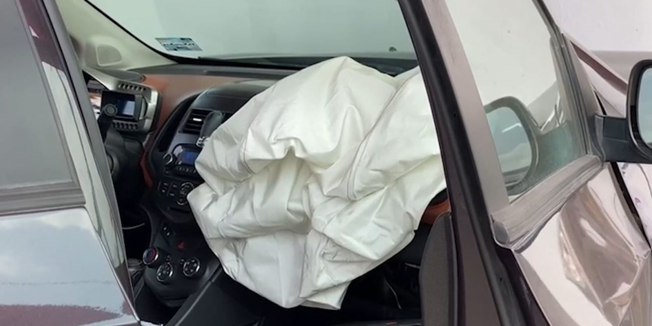 Joven se pasa la luz roja y destruye su vehículo en Saltillo