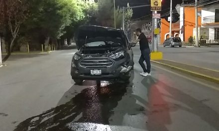 Mujer iba a exceso de velocidad e ignora luz roja y choca en Saltillo