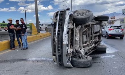 De milagro jóvenes salen ilesos; se vuelcan en periférico Luis Echeverria de Saltillo
