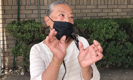 Casi con el llanto en el rostro, señora mayor reporta acoso de sus vecinos en Saltillo