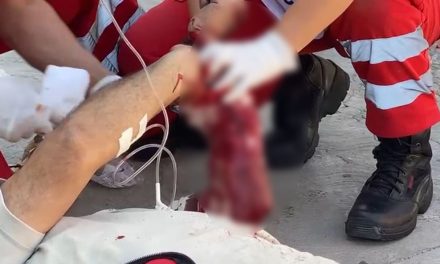 Trabajadores de mudanza se lesionan, se les cayó una mesa de cristal en Saltillo (Video)