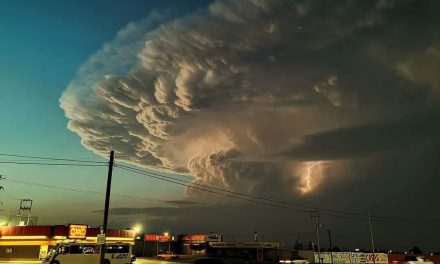 Sorprende tormenta eléctrica a Saltillo (fotos)