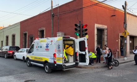Conductor se pasa el rojo y atropella a motociclista en centro histórico de Saltillo