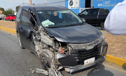 Se endeudan tras aparatoso choque por alcance en Saltillo
