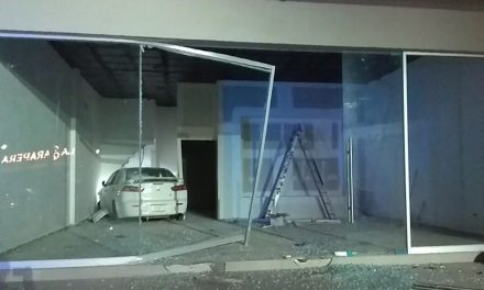 Se le ‘cuatrapean’ los pedales y mujer mete su auto a un local al norte de Saltillo