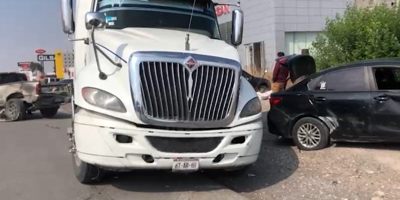 Tractocamión ocasiona carambola en Saltillo