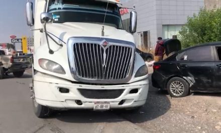 Tractocamión ocasiona carambola en Saltillo