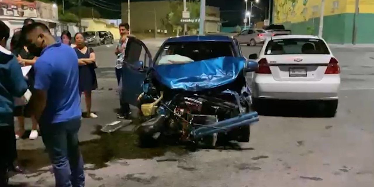 Ebrio se quiere ‘volar’ el rojo y termina provocando un choque en Saltillo
