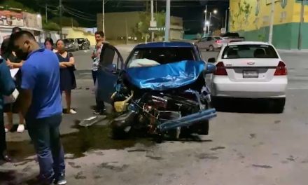 Ebrio se quiere ‘volar’ el rojo y termina provocando un choque en Saltillo