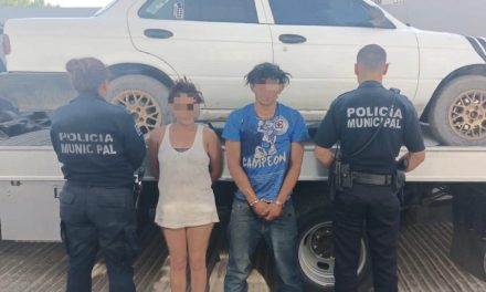 Pareja es detenida tras ir manejando en auto robado en Arteaga
