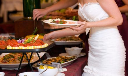 Una novia cobra mil 500 pesos a cada invitado de su boda para pagar la comida