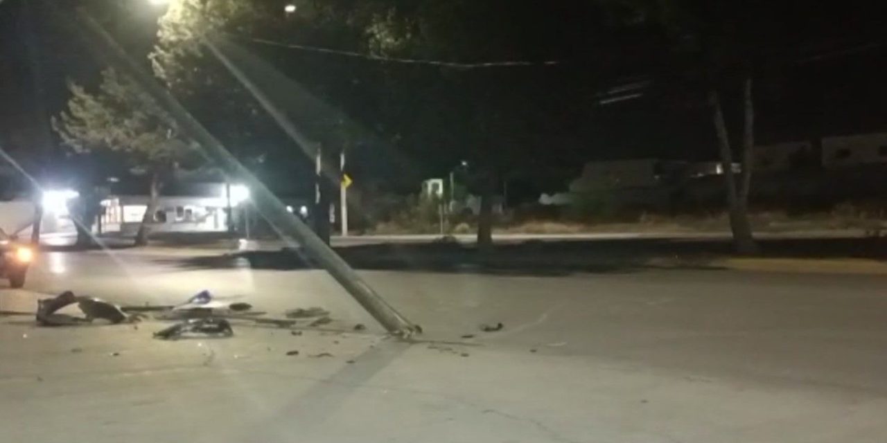 Conductor se estrella contra poste al norte de Saltillo y escapa