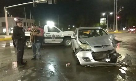 Dos autos colisionan durante la madrugada en Saltillo; ambos dijeron que tenían el verde