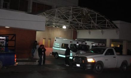 Camioneta arrolla a motociclistas y los manda graves al hospital en Saltillo