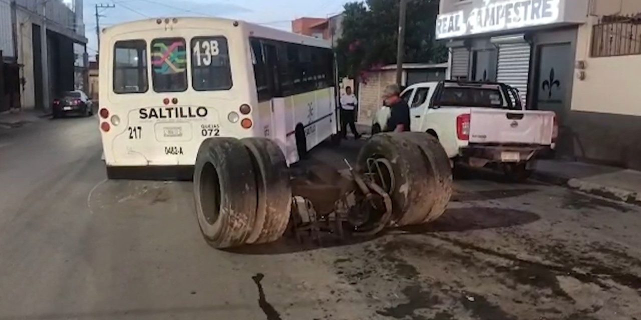 Combi se queda sin llantas en el centro de Saltillo