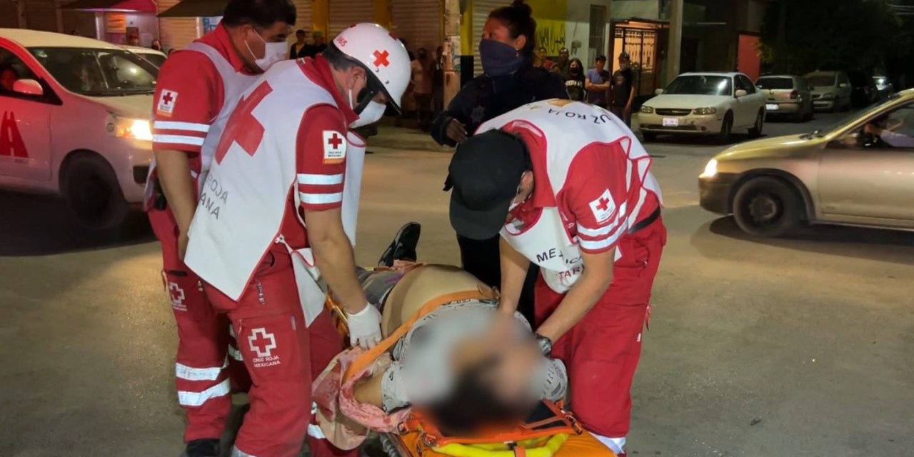 Menor de edad embarazada convulsiona luego de chocar contra un auto