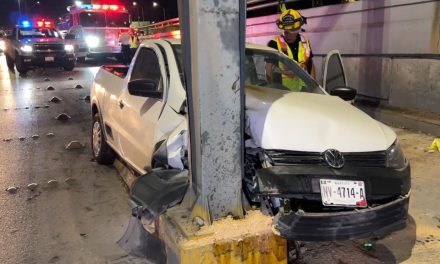 Borracho se estampa contra un poste en Saltillo