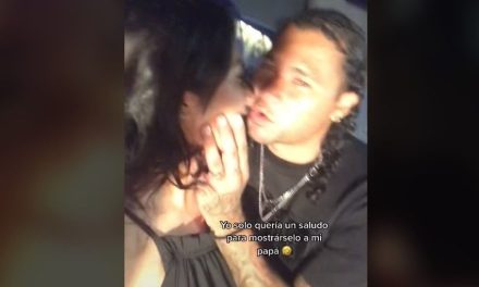 Gullit Peña se aprovecha y besa a una fan en la boca que solamente quería una foto