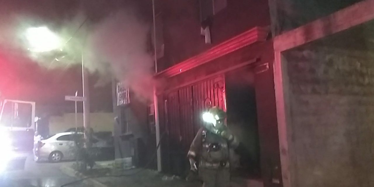 Jóvenes saltan del segundo piso para salvar su vida cuando se incendiaba su casa en Saltillo