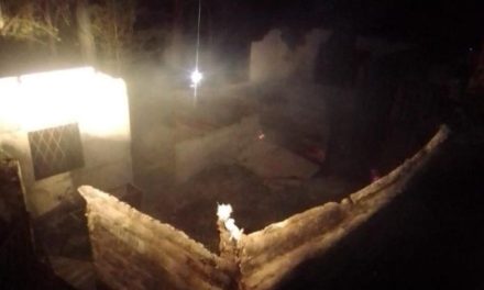 Se incendia cabaña en Los Oyameles; Bomberos detienen el fuego (Video)