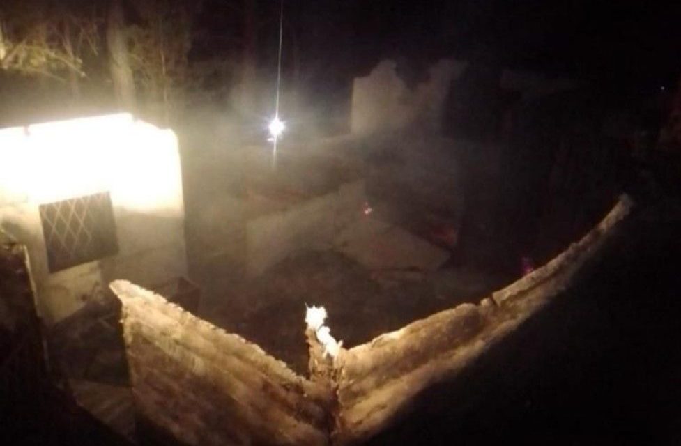 Se incendia cabaña en Los Oyameles; Bomberos detienen el fuego (Video)