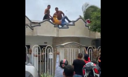 ‘¡Tíralo!’: lanzan a ladrón desde el techo de una casa