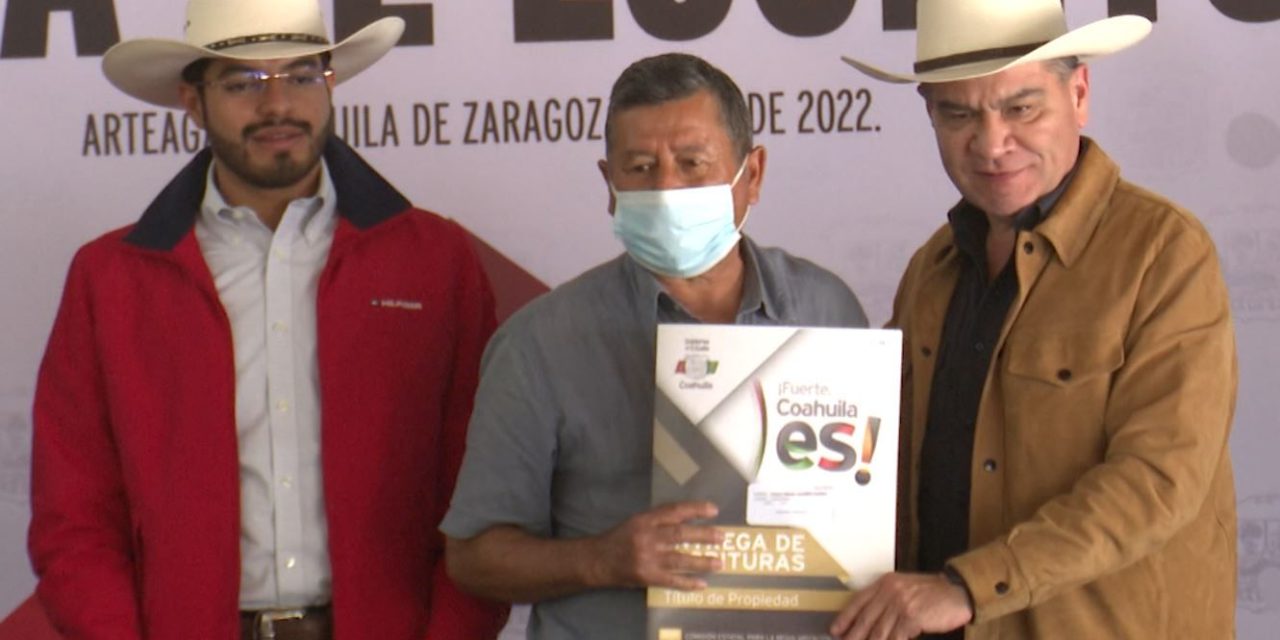 Gobernador entrega títulos de propiedad en Arteaga