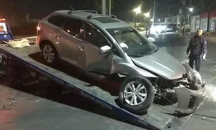 Ebrio desafía el antialcohol pero no evita destrozar su vehículo en Saltillo