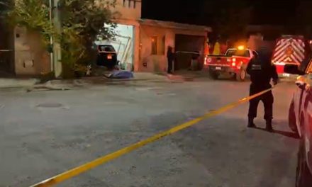 Hombre se desploma repentinamente cuando buscaba ayuda de un amigo en Saltillo