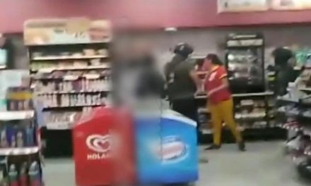 Sicarios del CJNG se graban haciendo la despensa en un Oxxo en Michoacán