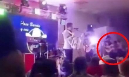 Fanática recibe una rosa de Paco Barrón en pleno concierto y su exnovio la acuchilla en el escenario (video)