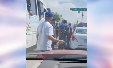 Chofer de una combi y un automovilista se agarran a golpes en Saltillo