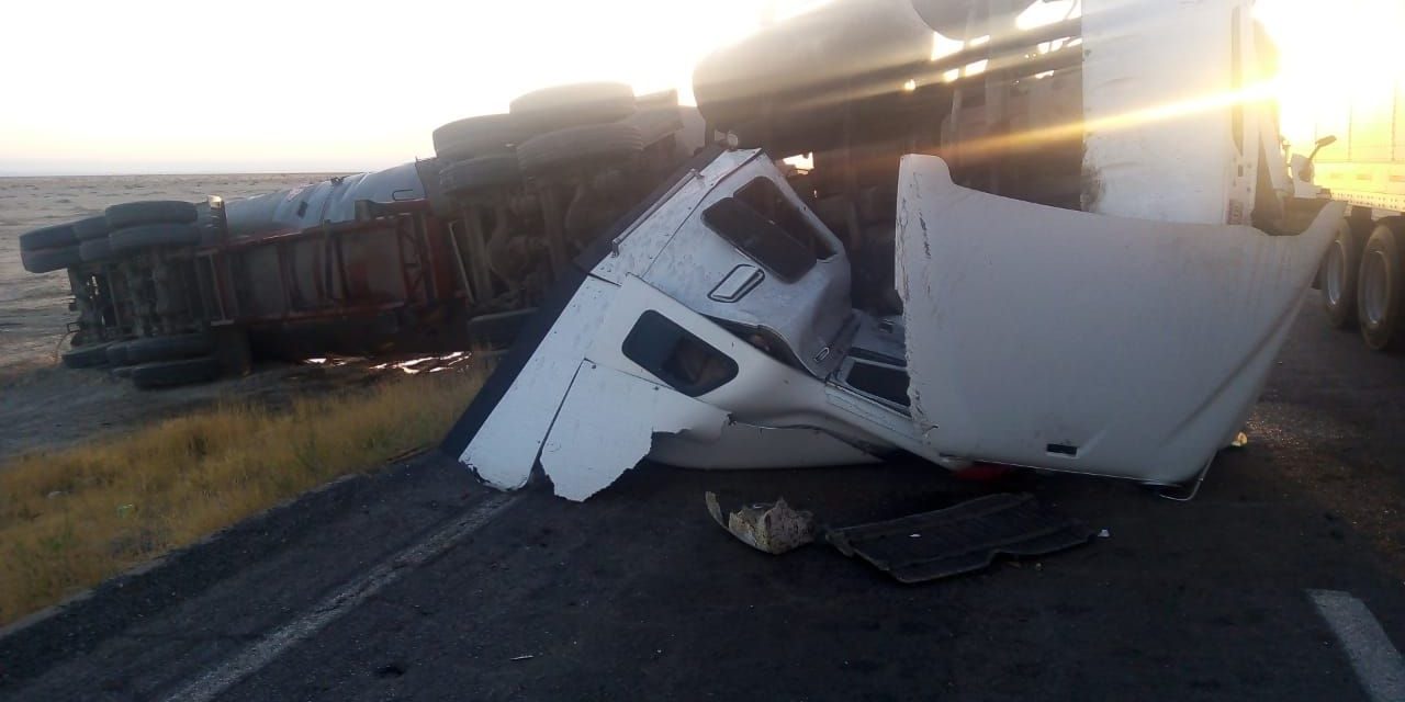 Trailero se queda prensado y muere tras volcarse sobre la carretera Torreón-Saltillo