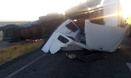 Trailero se queda prensado y muere tras volcarse sobre la carretera Torreón-Saltillo
