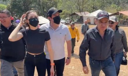 Miguel Ángel Riquelme  atiende junto a Samuel García el  incendio forestal en Santiago Nuevo León