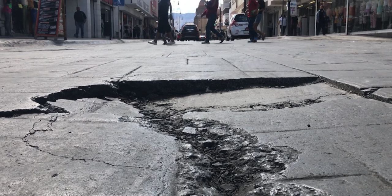 Se forma un socavón en el centro de Saltillo