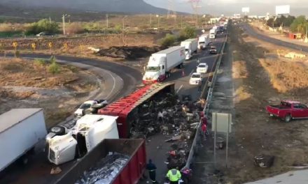 Le gana el peso y vuelca, tráiler bloquea la Saltillo-Monterrey