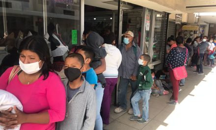 Comerciante de Saltillo regaló zapatos a los niños