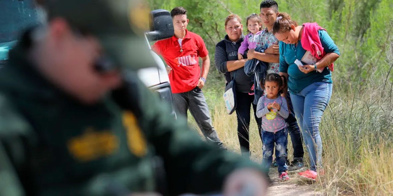 Juez ordena continuar expulsión de migrantes en EU bajo Título 42