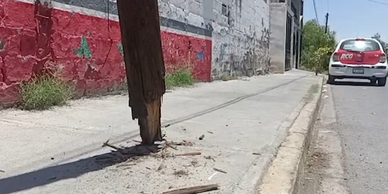 Chocan un poste en la Isabel Amalia… tiene más de un mes sin que se repare