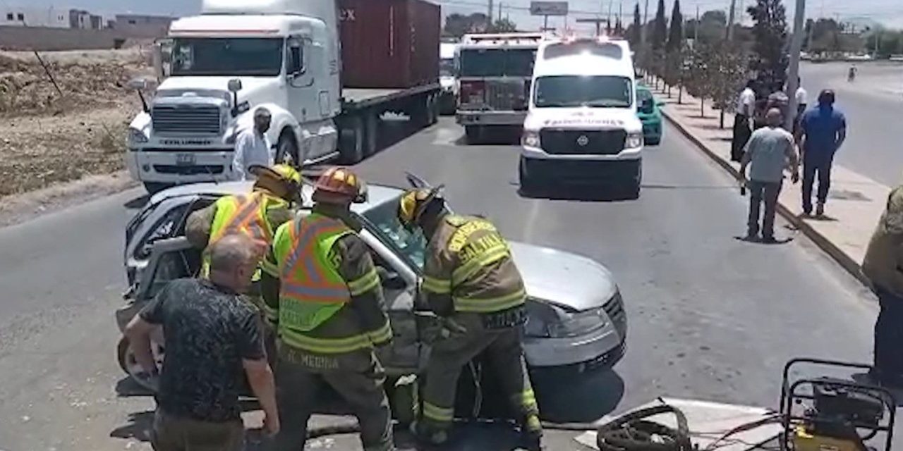 Conductor en estado de ebriedad juega ‘boliche’ con autos en Saltillo; una mujer termina atrapada