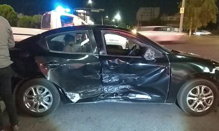Mujer con aliento alcohólico se pasa un rojo y provoca volcadura en Saltillo