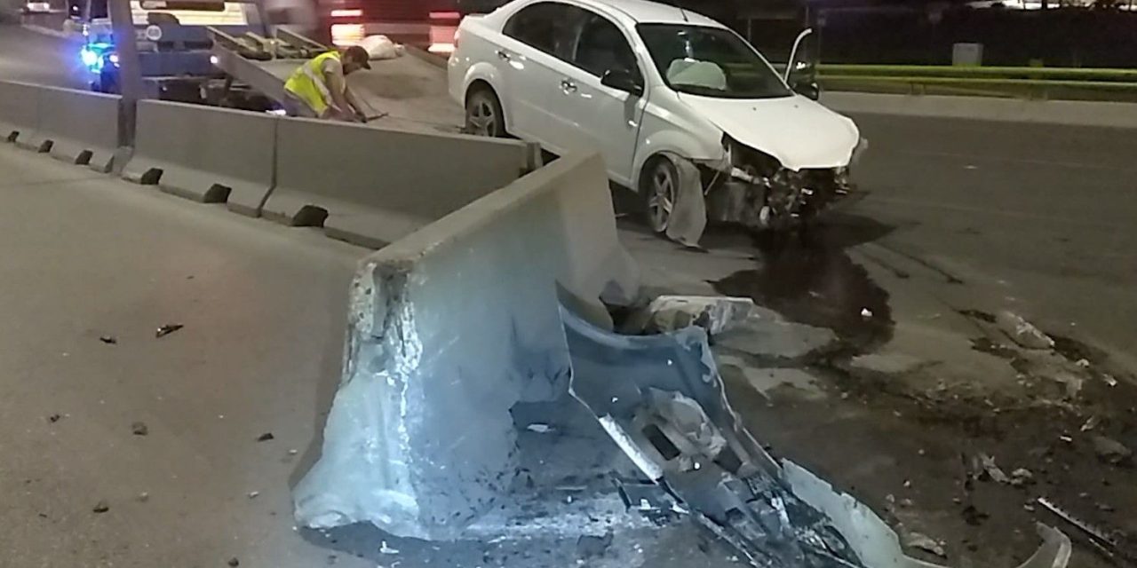 Auto se queda sin la facia tras un fuerte accidente en Saltillo