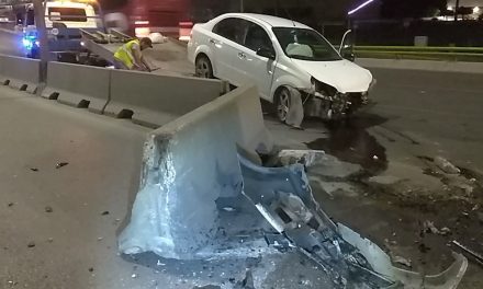 Auto se queda sin la facia tras un fuerte accidente en Saltillo