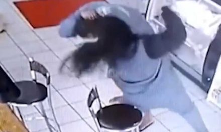 Hombre le pone la mano en el muslo a una mujer y ella lo ataca brutalmente (video)