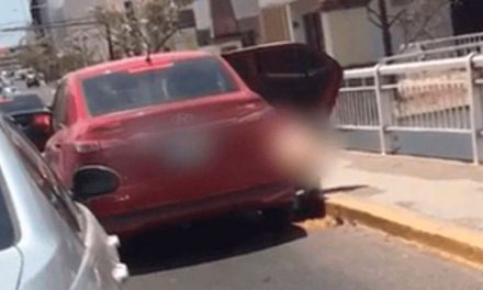Sujeto no aguanta y hace sus necesidades en plena calle en Culiacán