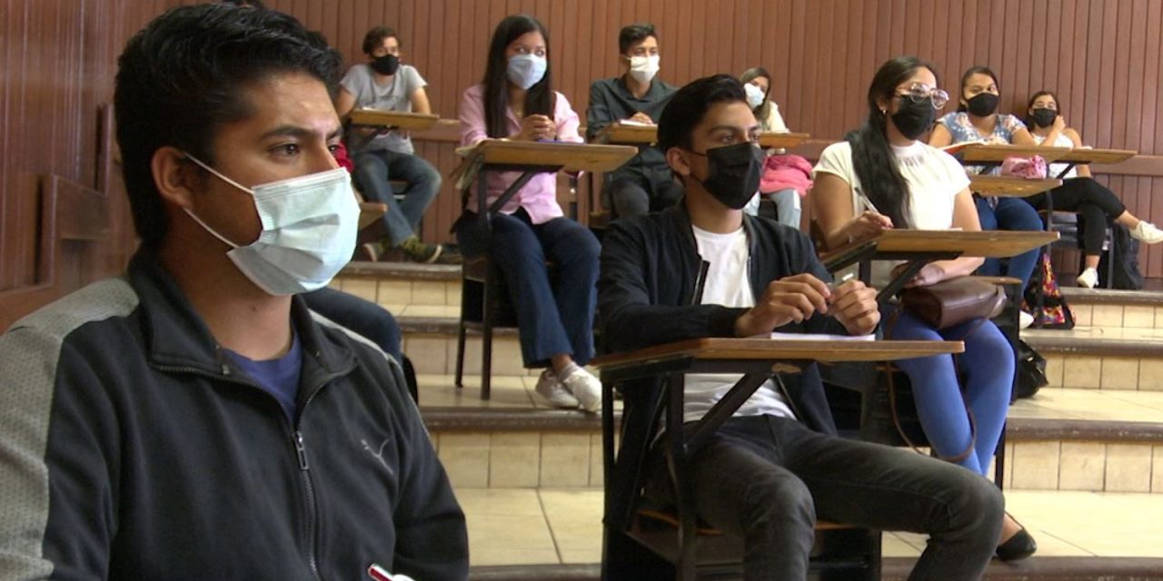Presentan examen de admisión aspirantes a bachillerato de la UAdeC