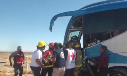 Autobús con estudiantes de la UANE se impacta con un tráiler en la Saltillo-Torreón